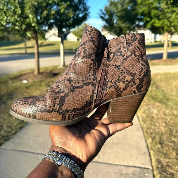 LANE BRYANT Snake Print Dream Cloud Zip Ankle Bootie Size 9 - Picture 4 of 10